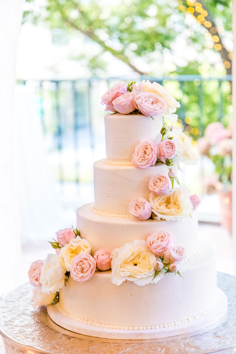 Torta de matrimonio decorada con rosas blancas y rosadas